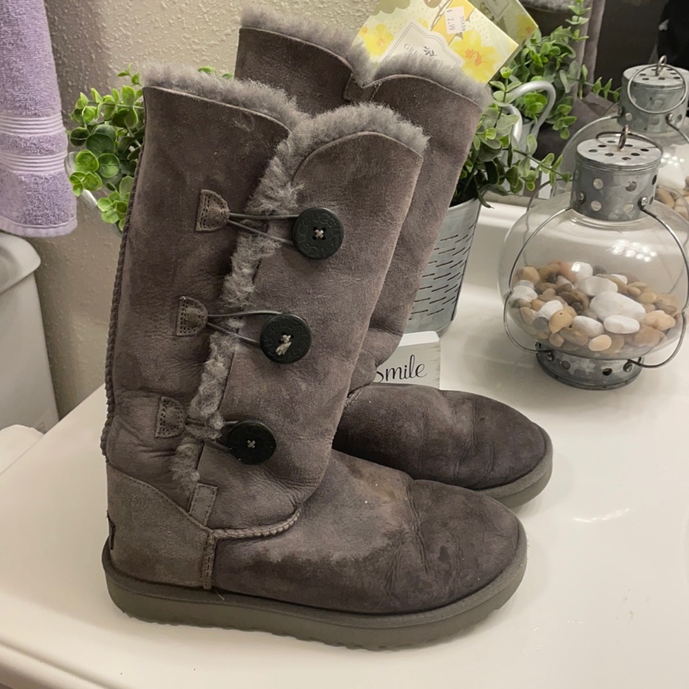 2 pairs UGGs